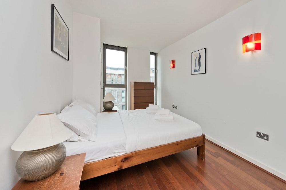 Spacious Flat with Balcony Close To the River in Greenwich by Underthedoormat 1