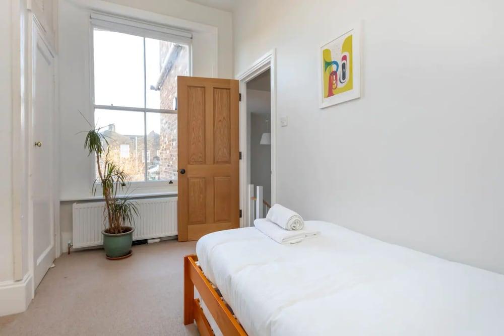 Spacious And Bright 2 Bedroom Flat in Kentish Town 2