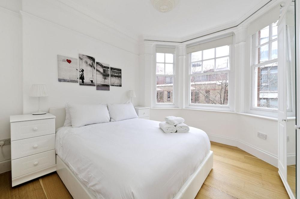 Delightful Apartment in the Heart of Westminster by Underthedoormat 1