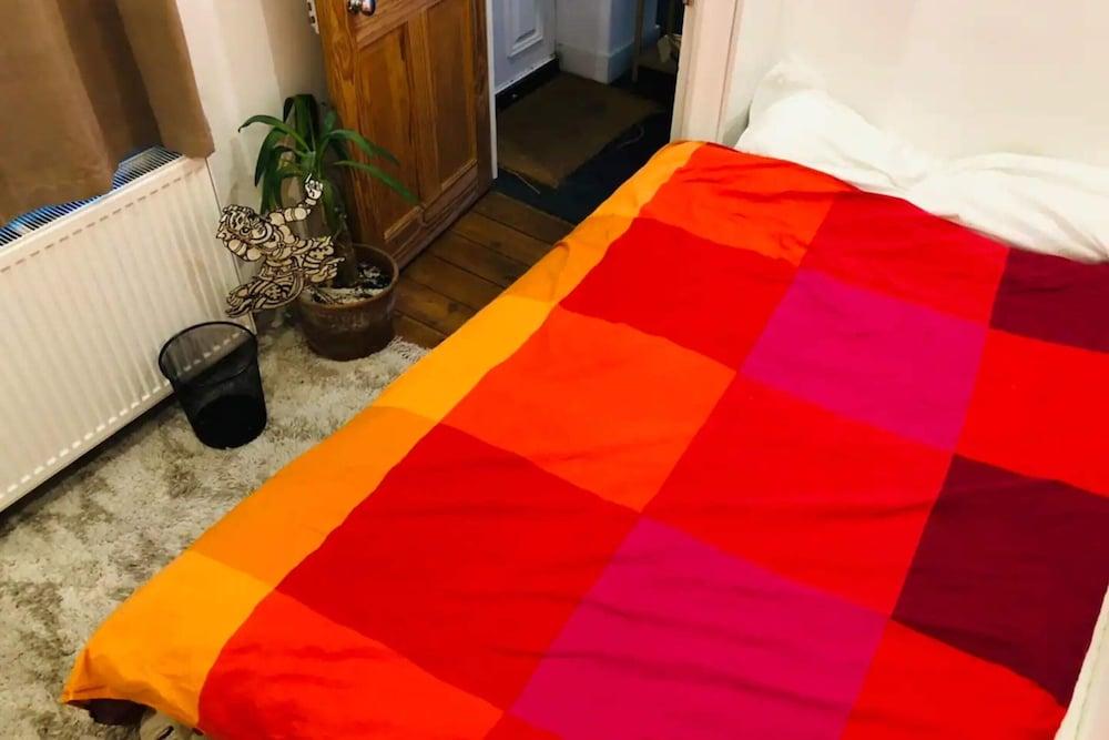 Stylish And Light 2 Bedroom Flat in Bethnal Green