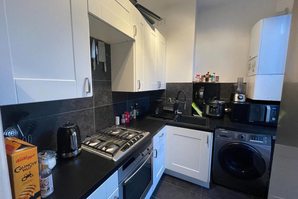 Stylish And Spacious 1 Bedroom Flat 2