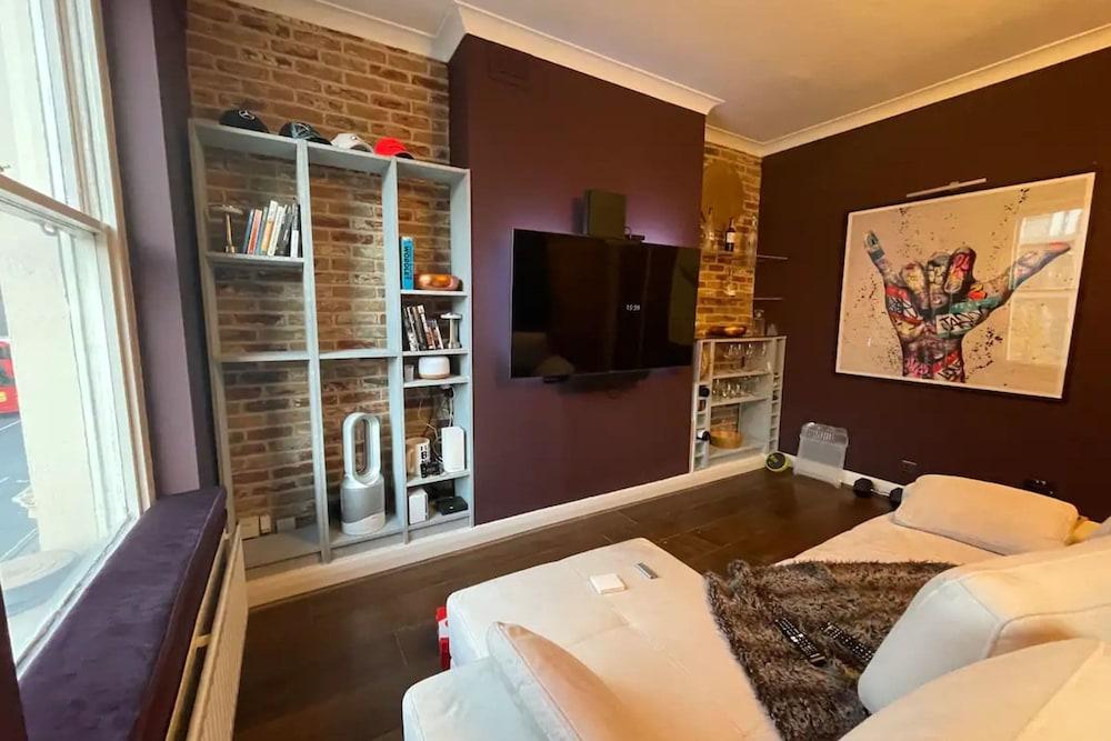 Stylish And Spacious 1 Bedroom Flat 1