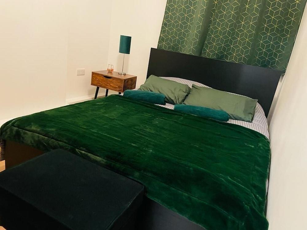 London Luxury Apartments with Jacuzzi Hot Tub & Sauna 2