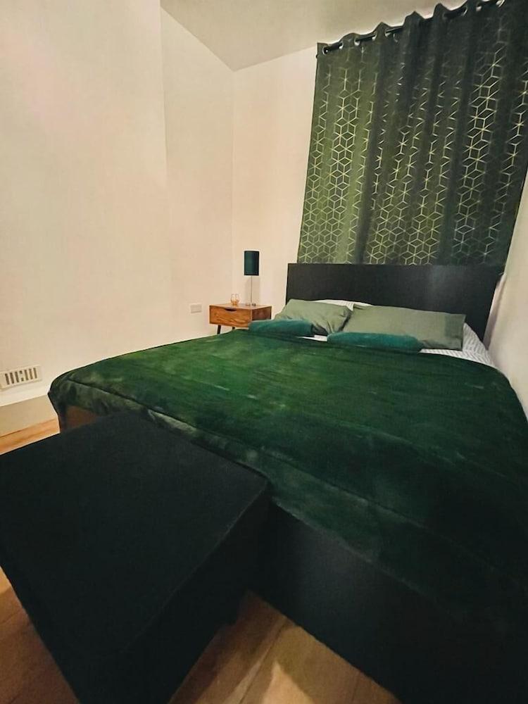 London Luxury Apartments with Jacuzzi Hot Tub & Sauna 1