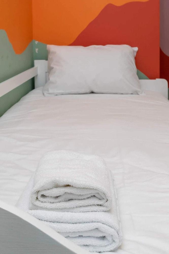 Modern Family Friendly 2 Bedroom Flat in Hackney Wick 1