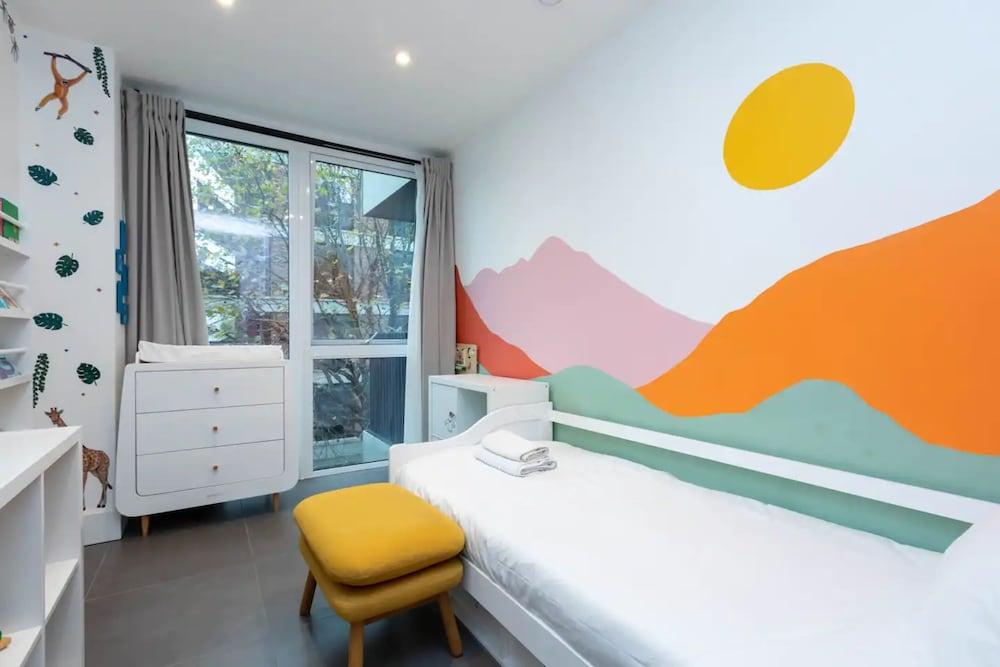 Modern Family Friendly 2 Bedroom Flat in Hackney Wick 2
