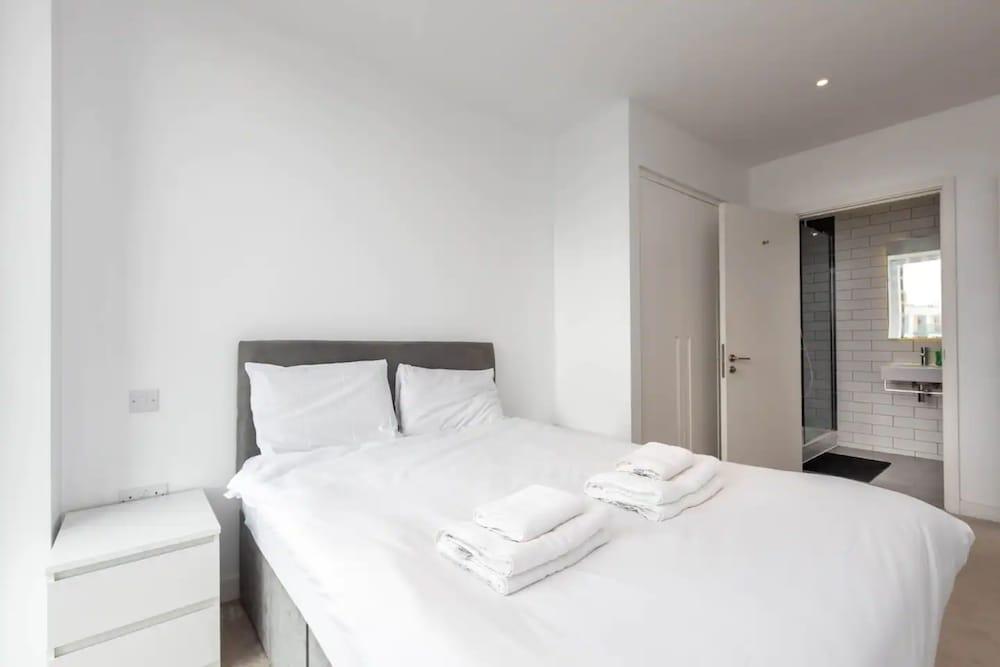 Bright And Modern 2 Bedroom Flat in Royal Wharf 1