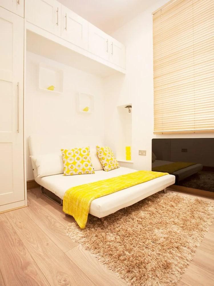 Impressive 2 Bedroom Luxury Flat in Chelsea 1