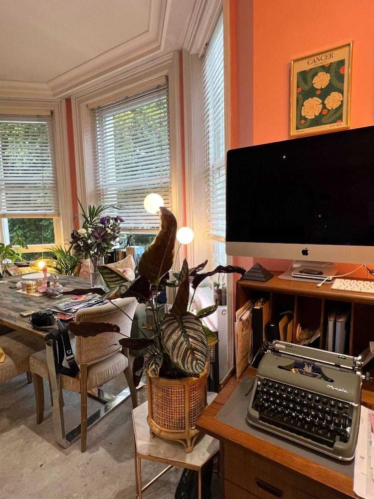 Colourful And Stylish 1 Bedroom Flat in Kensington 2