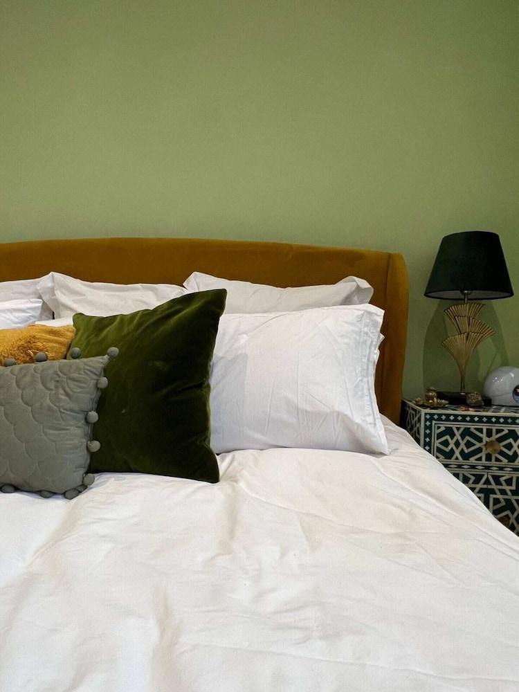Colourful And Stylish 1 Bedroom Flat in Kensington 1