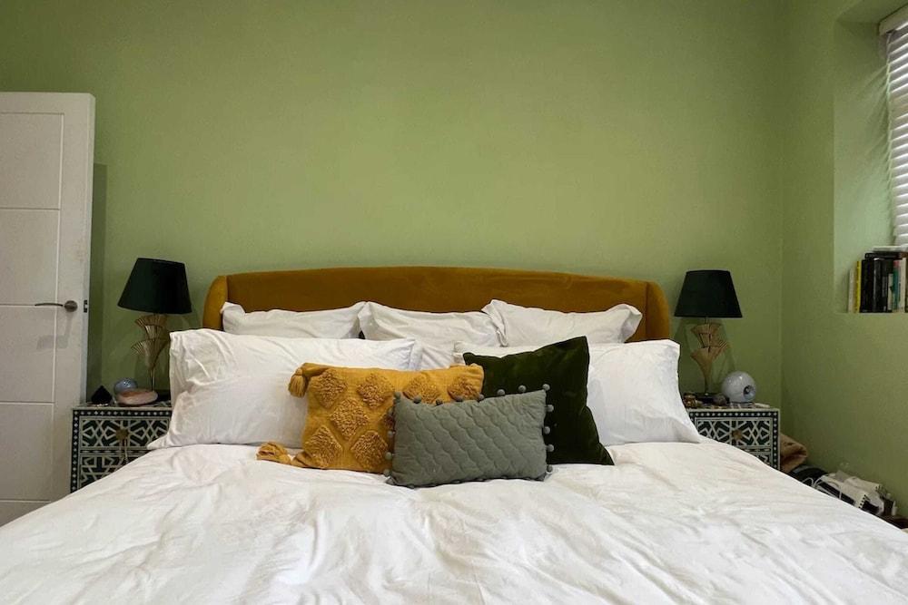 Colourful And Stylish 1 Bedroom Flat in Kensington