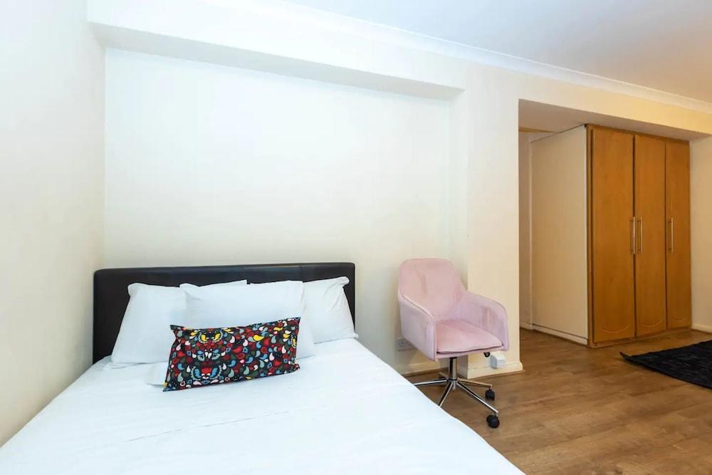 Cozy Central Studio Apartment in Chelsea 1