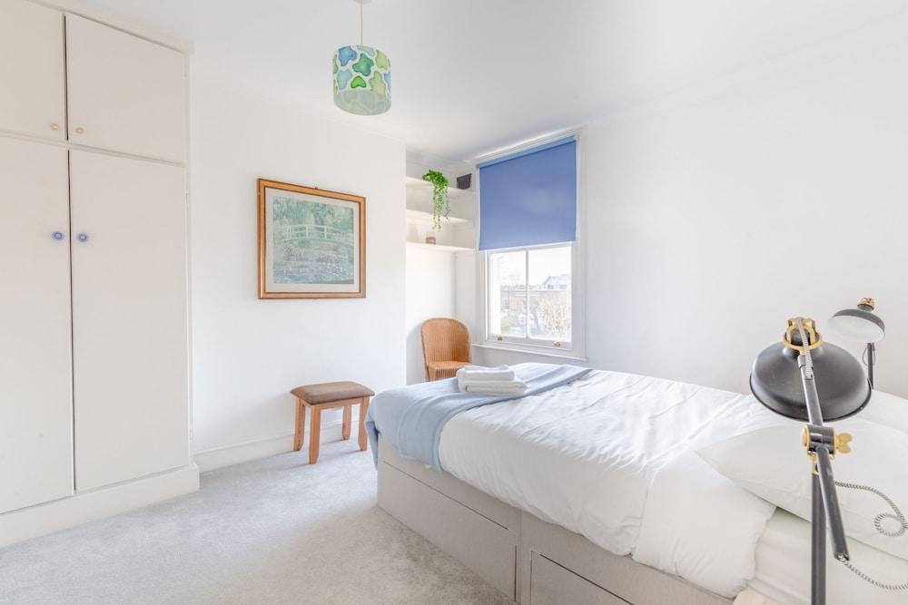 Spacious 3 Bedroom Flat in Brixton 2