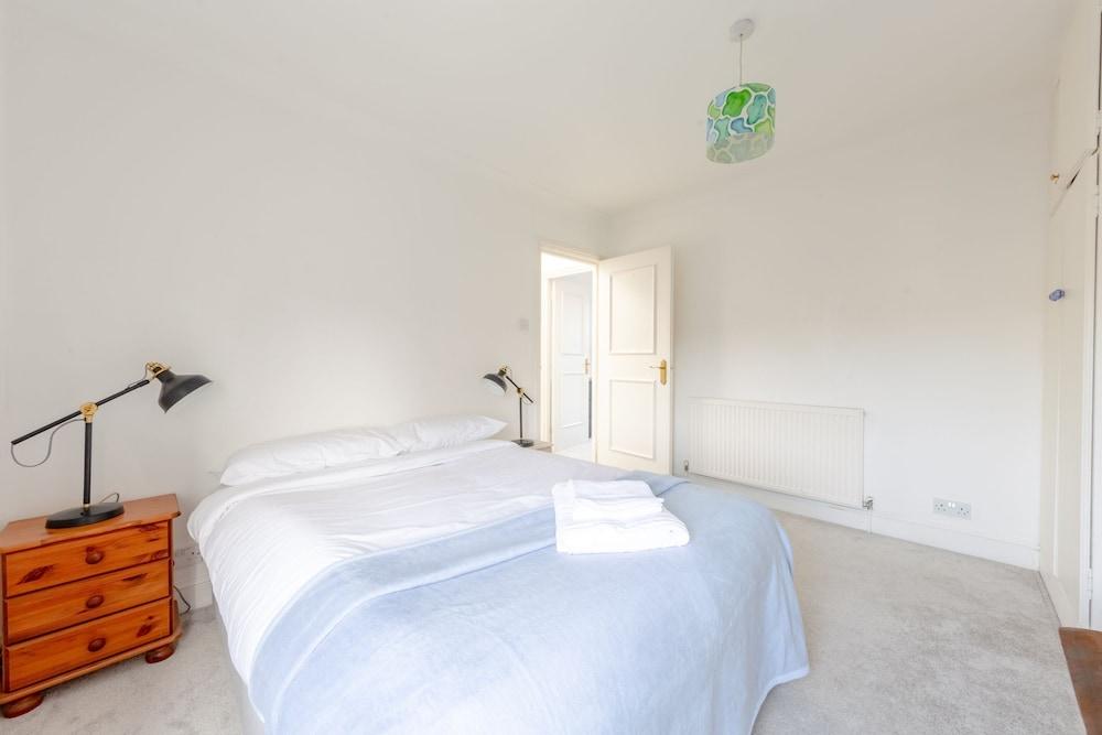 Spacious 3 Bedroom Flat in Brixton 1