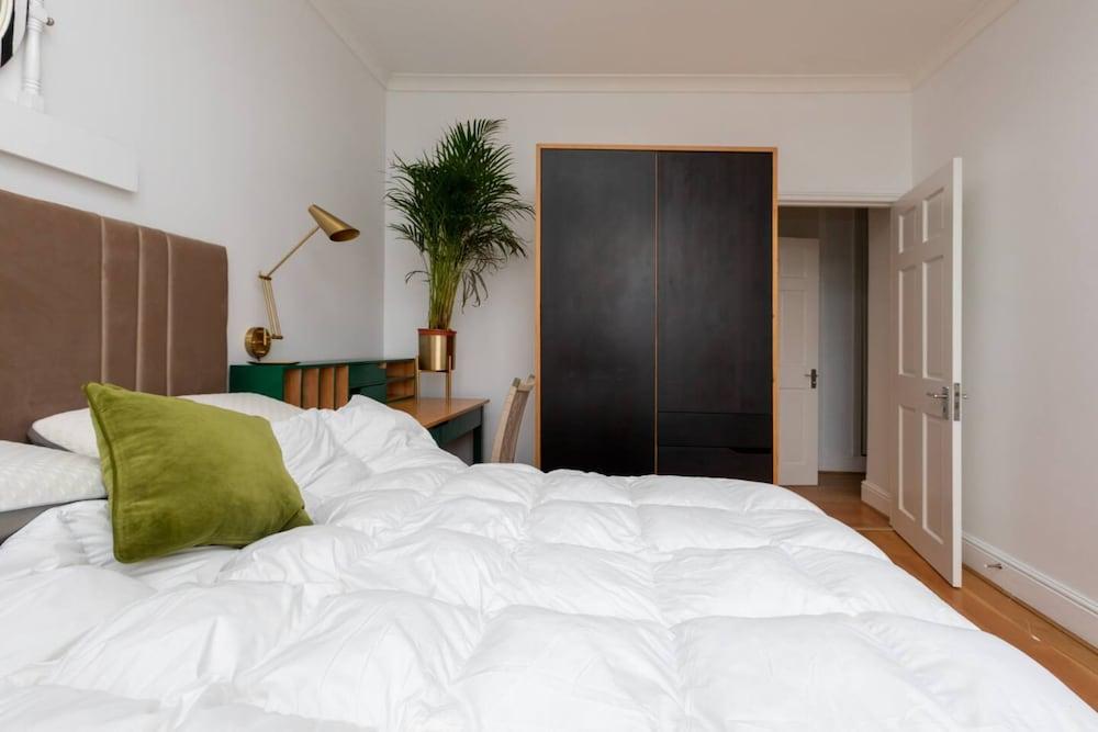 Central And Spacious 2 Bedroom Flat in Kensington