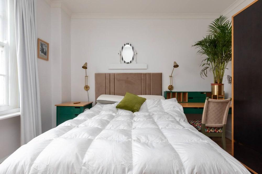 Central And Spacious 2 Bedroom Flat in Kensington 1