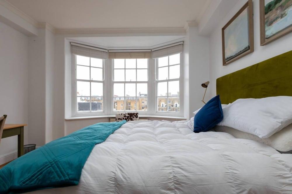 Central And Spacious 2 Bedroom Flat in Kensington 2