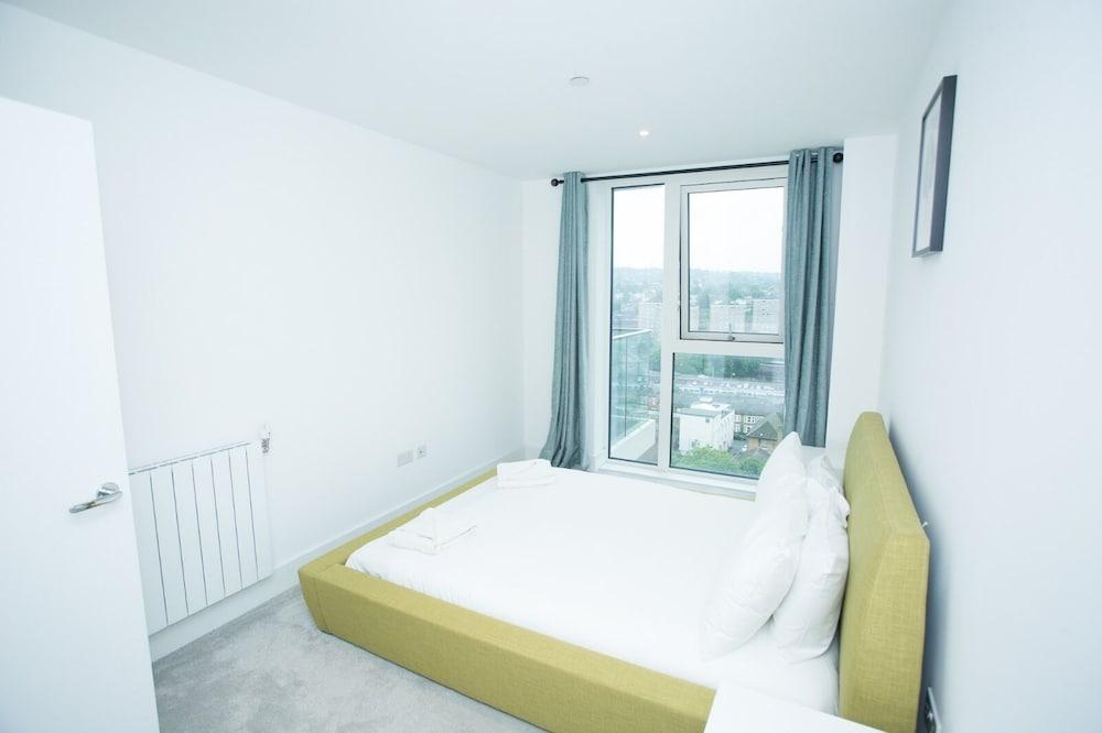 Highview 2-Bed Apartment in London 1