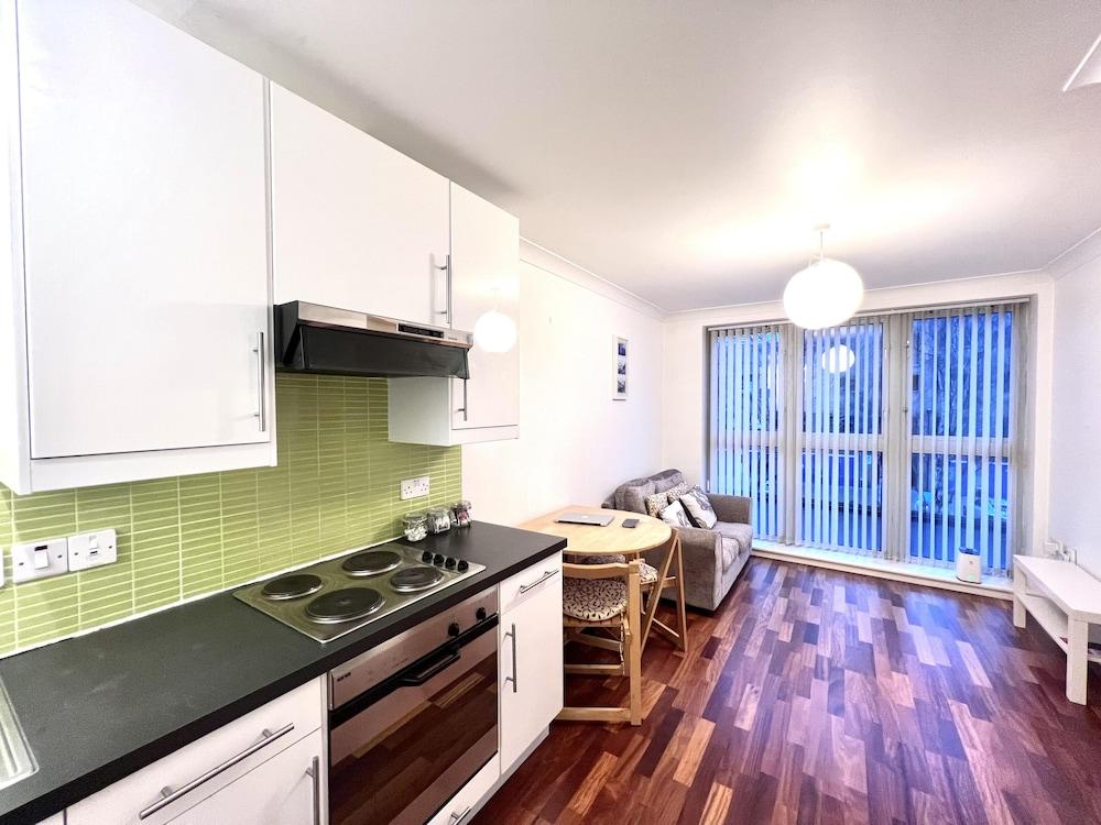 Lovely 1-Bed Apartment in London by the Harbour 2