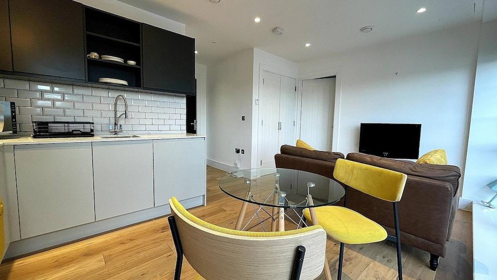 Modern & Stylish 1 Bedroom Flat 2