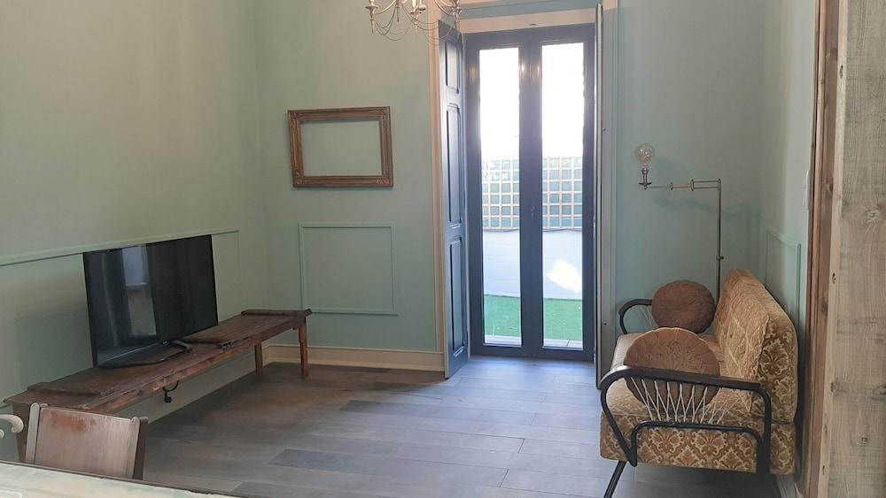 Beautiful Classic Designed 3-Bed Villa in Lisboa
