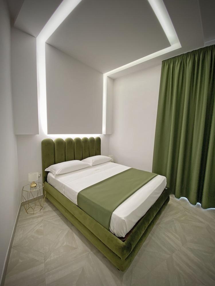 Twin Towers Naples Luxury 1