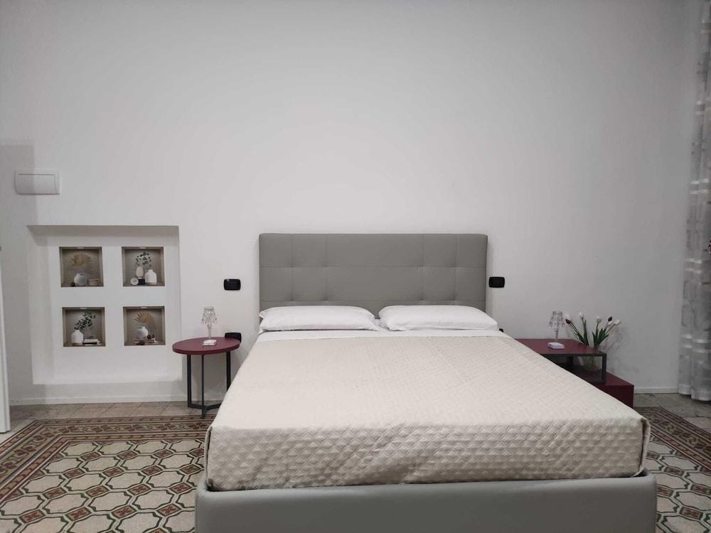 Partenope Luxury Rooms 1