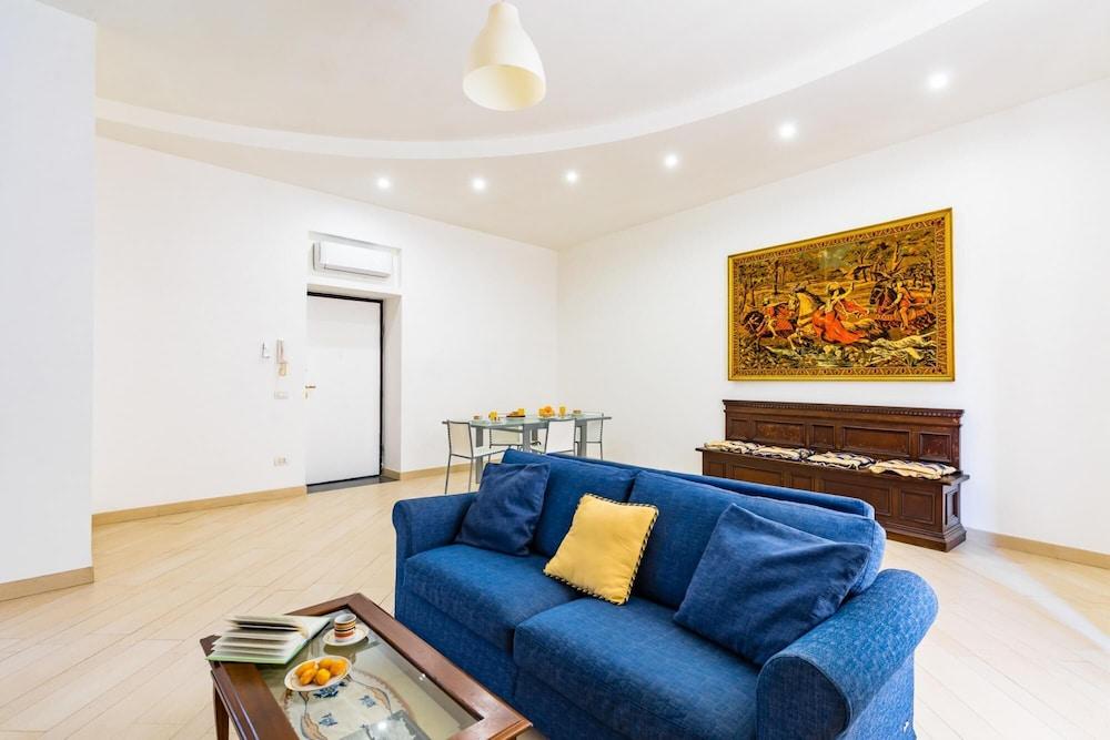 Apartment with Balcony in Palazzo Diaz by Wonderful Italy 2