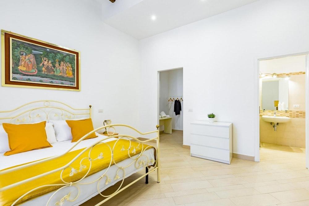 Apartment with Balcony in Palazzo Diaz by Wonderful Italy 1
