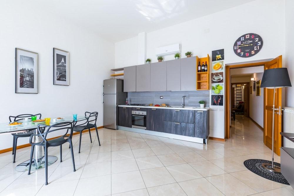Modern Apartment Next To Piazza Dante
