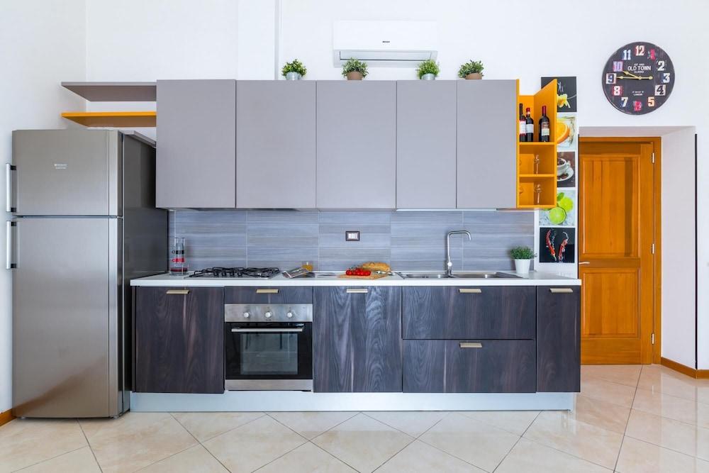 Modern Apartment Next To Piazza Dante 2