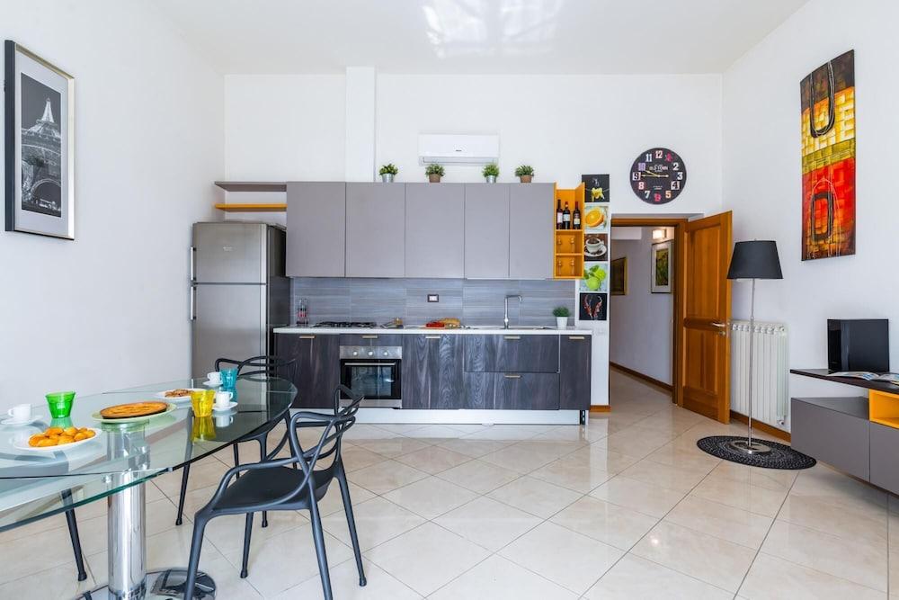 Modern Apartment Next To Piazza Dante 1