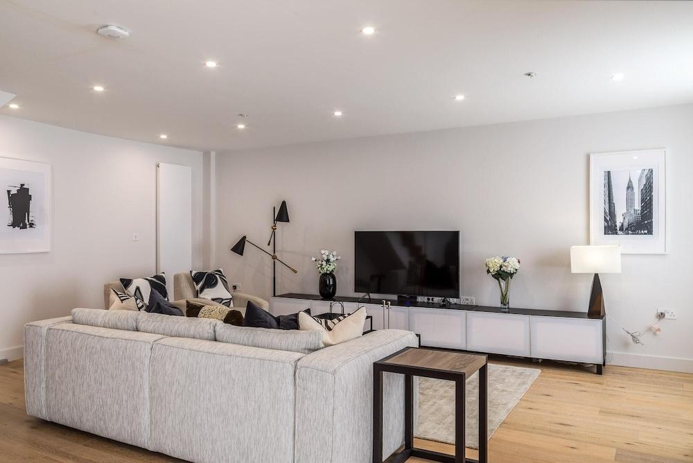 Modern Family Home in Kensington 2