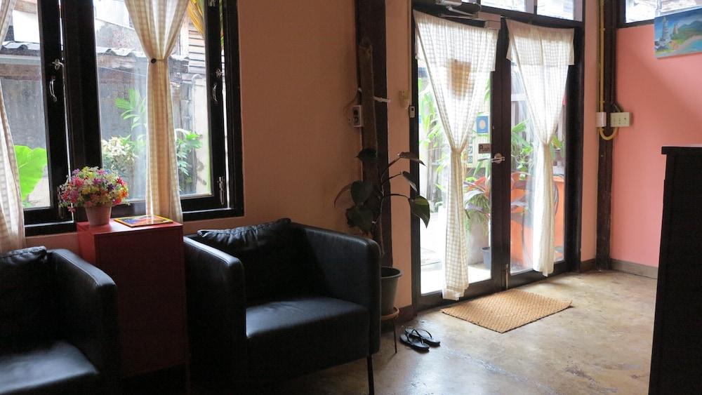 Non House Hostel (Adults only)