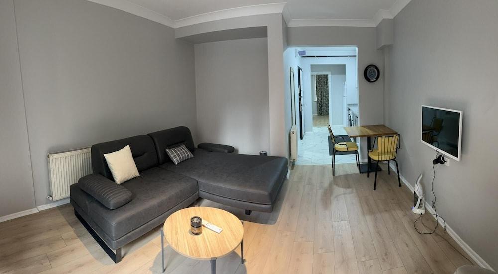 Lovely Apartment with Balcony in Esenler