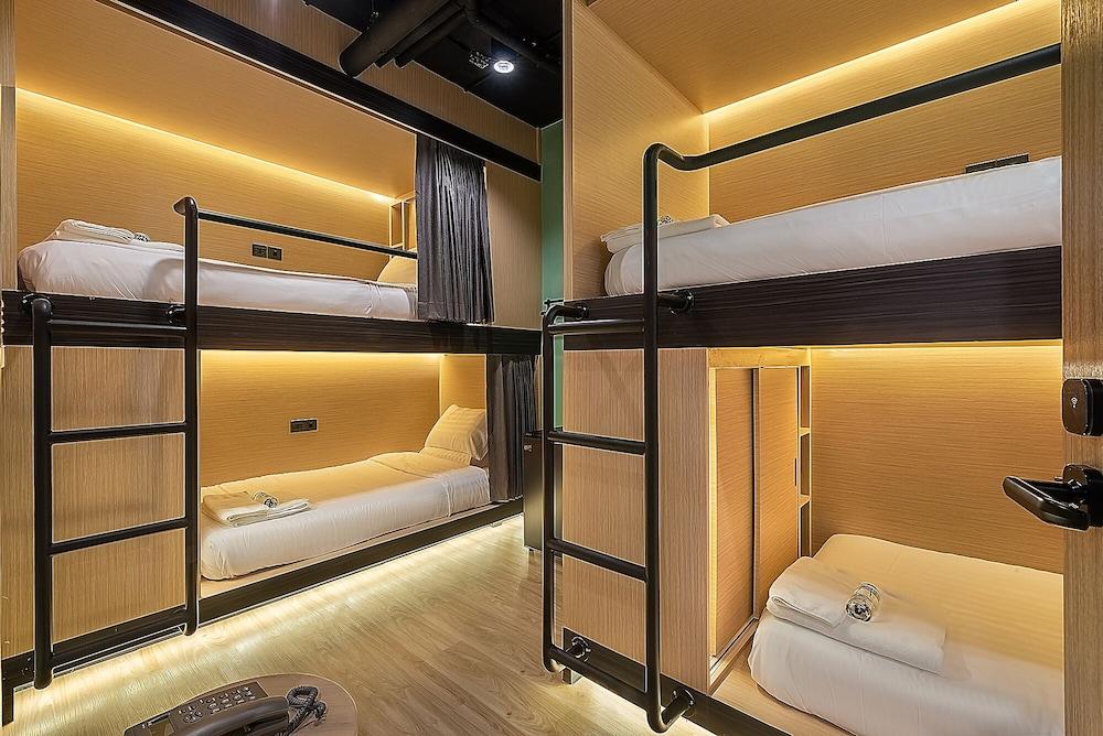 Phra Nakhon Poshtel 1