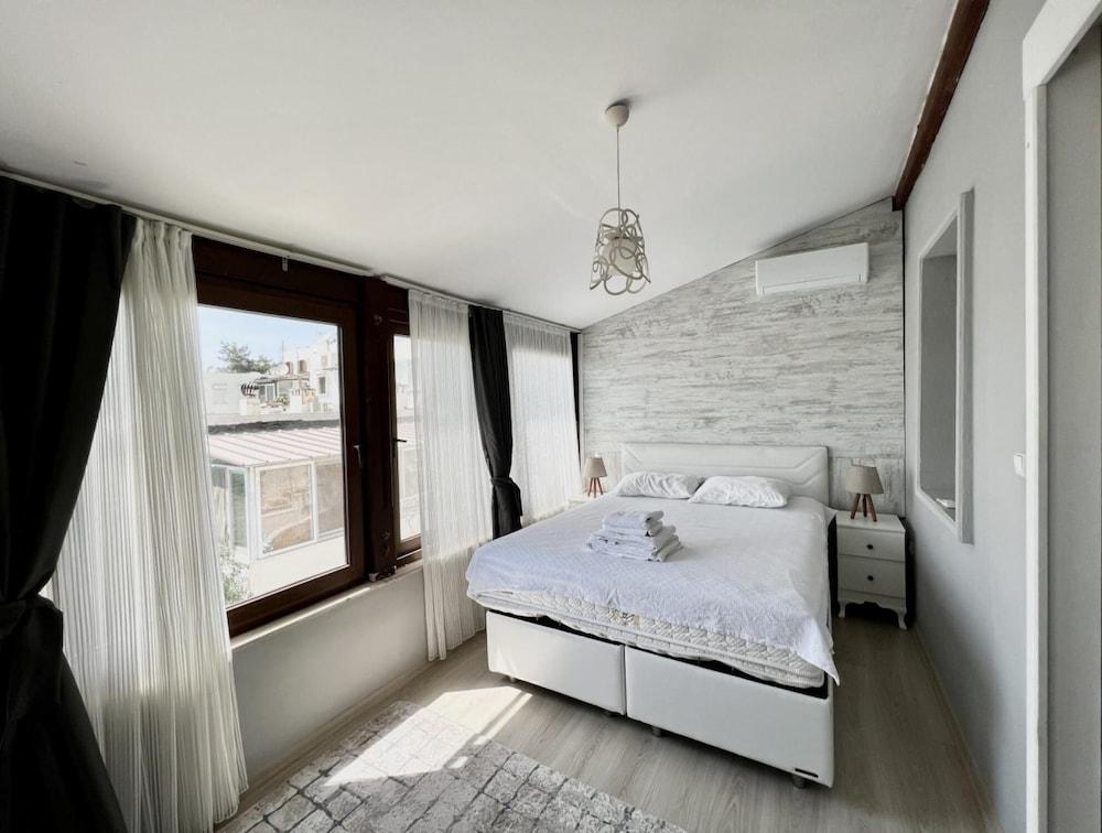 House Close To Beach with a Sea View in Bodrum