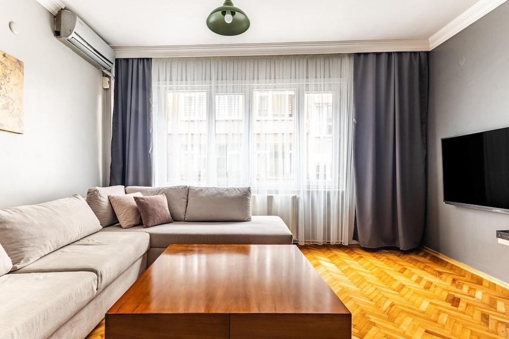 Central And Convenient Flat in Kad K Y