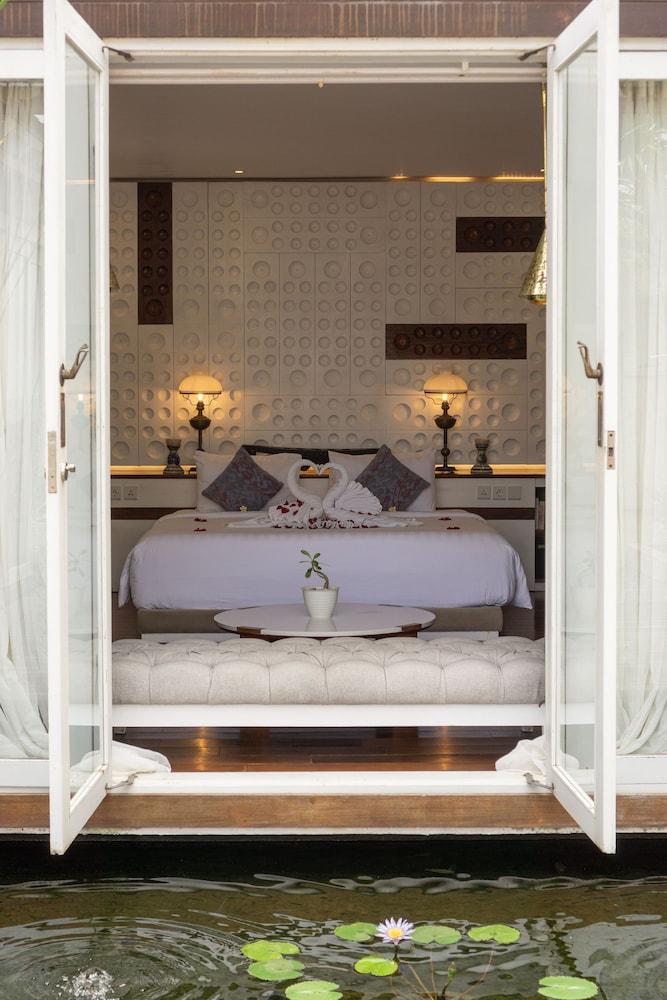 Exquisite Oceanfront 1 Br Villa in Seminyak