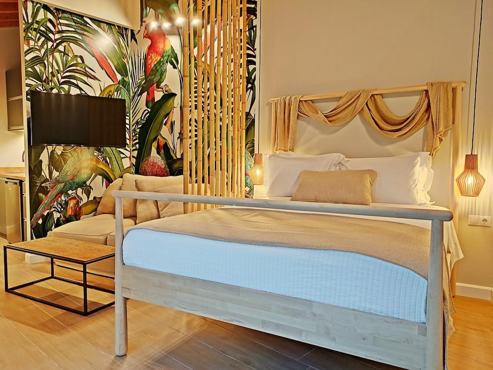 Sea & Cliff Luxury Suites Bycorfuescapes