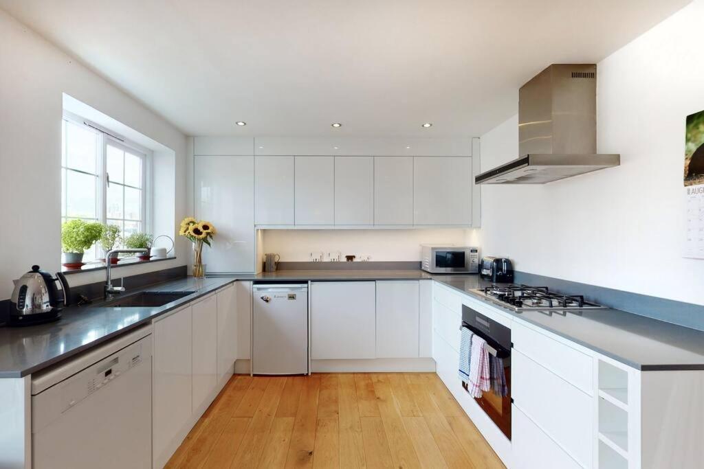 Lovely 2 Bedroom Flat Overlooking Canary Wharf 1