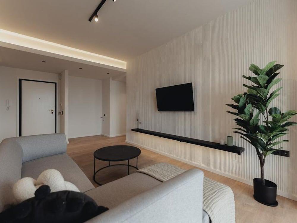1 Bedroom Apartment with Balcony And Sea View