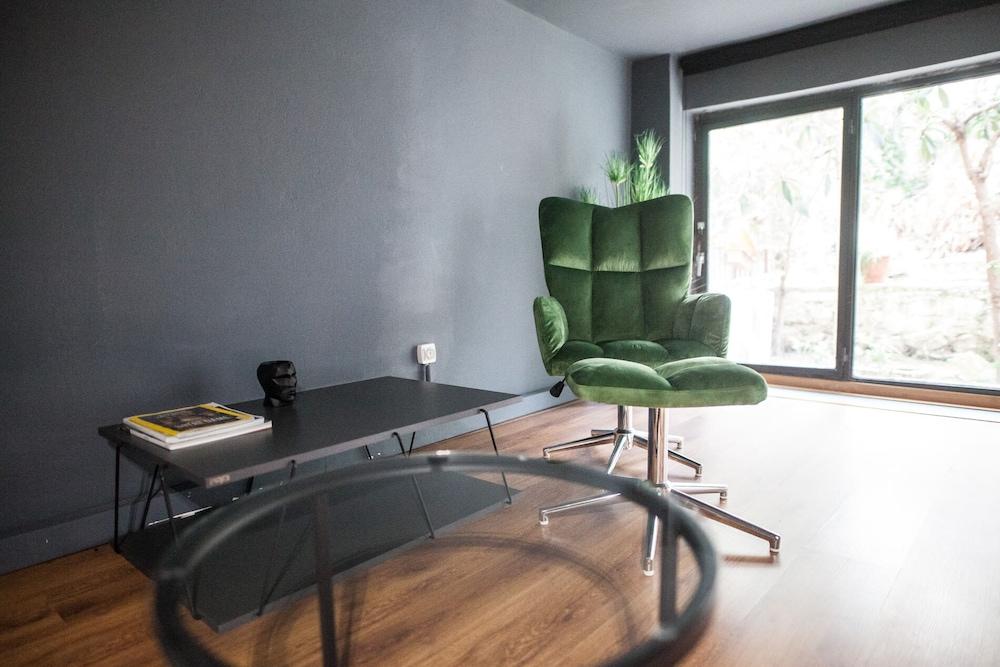 Modern Industrial Apt in Neos Kosmos