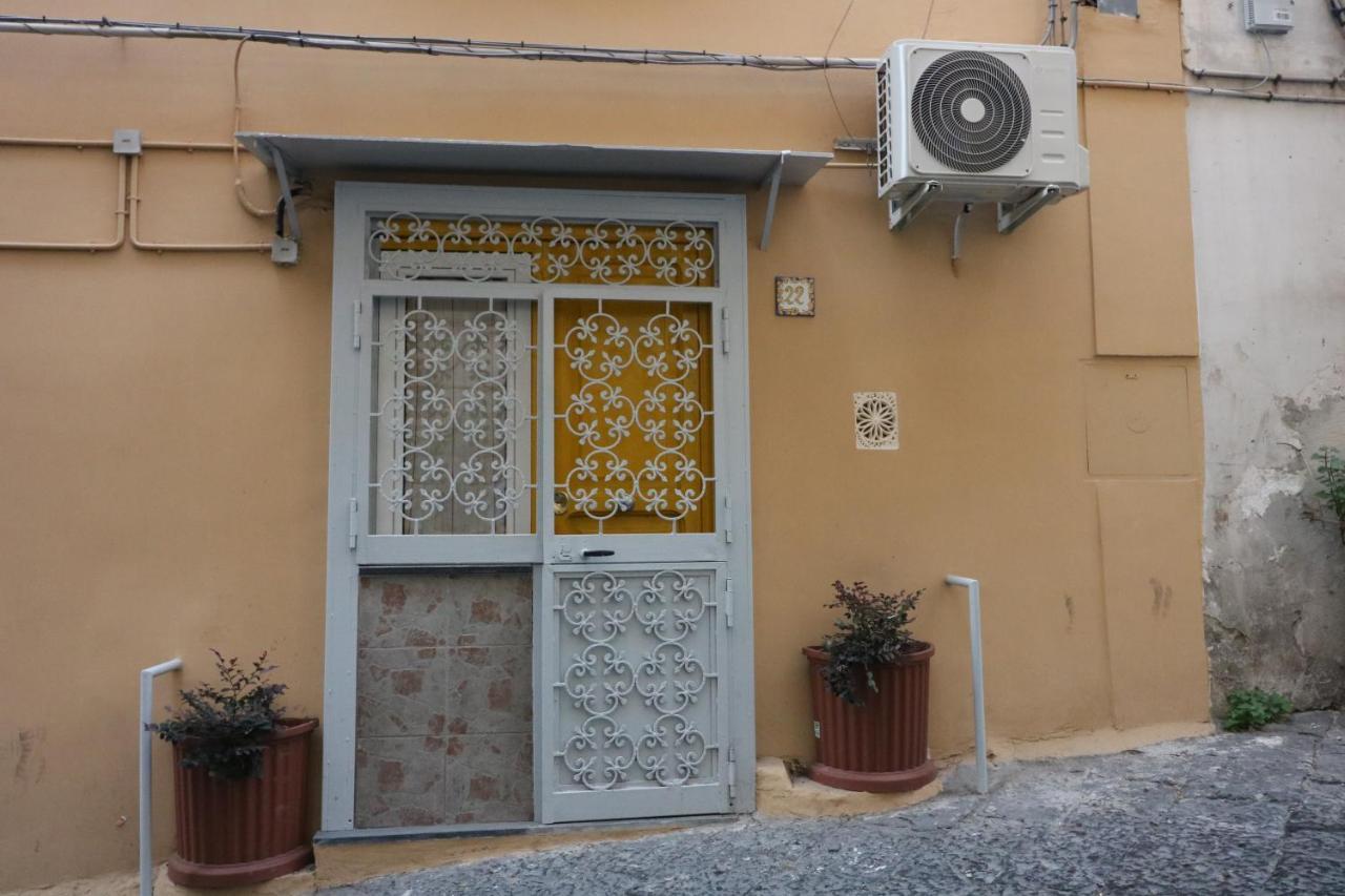 Giallo Napoli 1