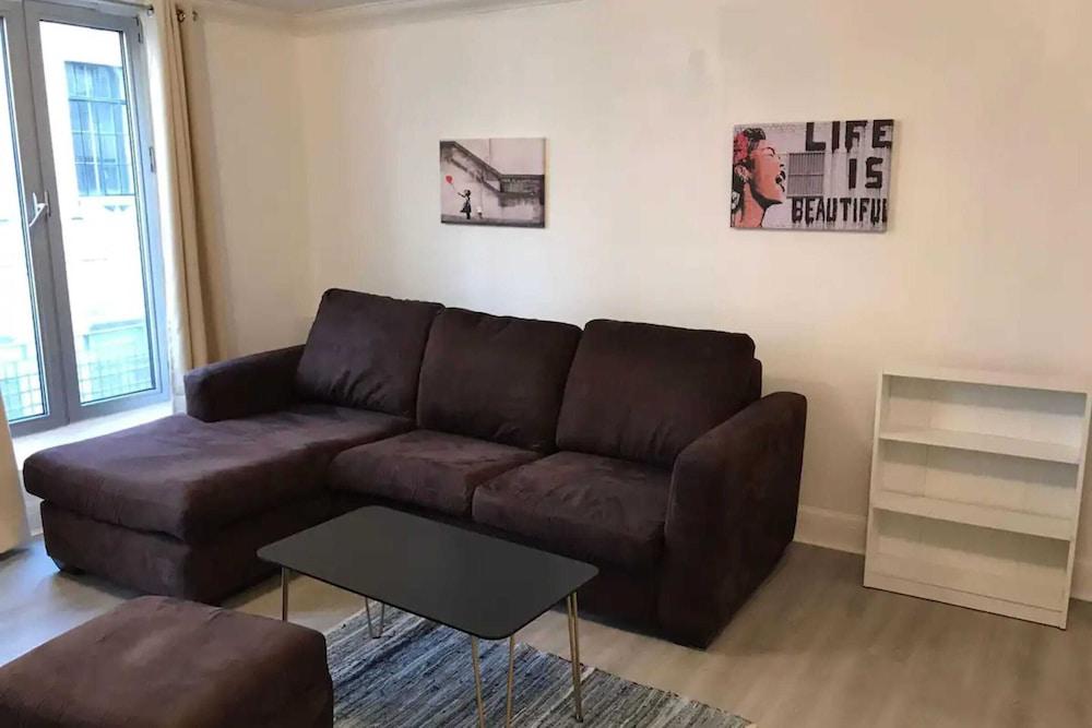 Spacious 1 Bedroom Flat Near Charterhouse Square 2