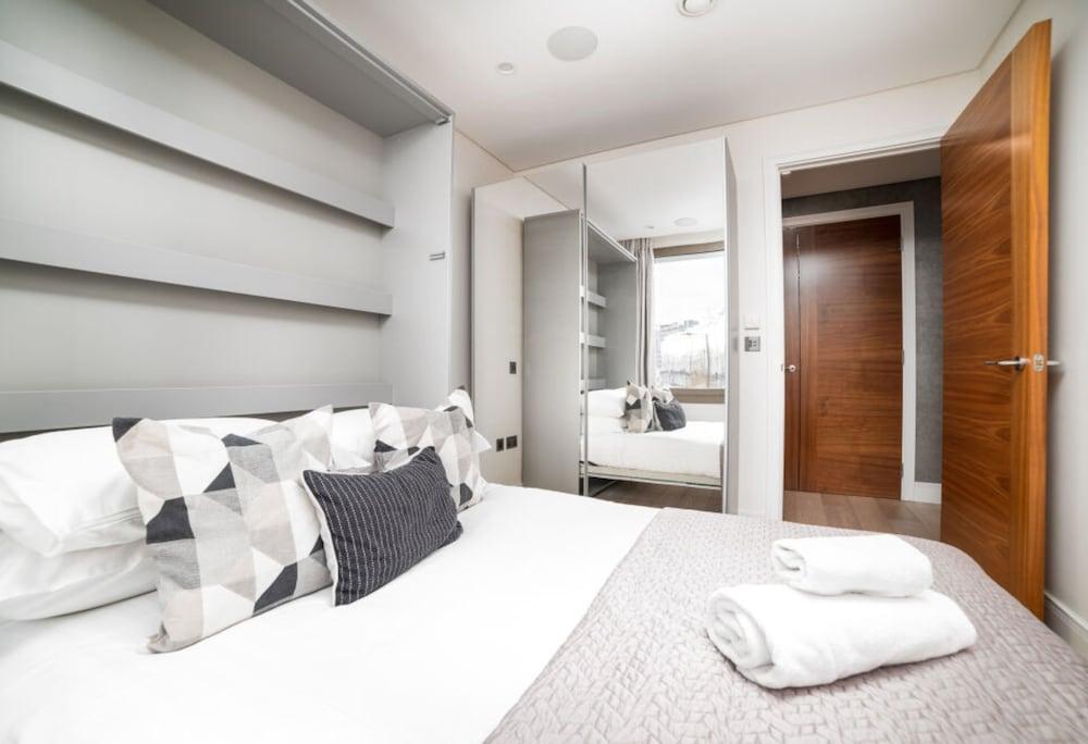 Stunning Modern Apartment Close To Hyde Park by Underthedoormat 2