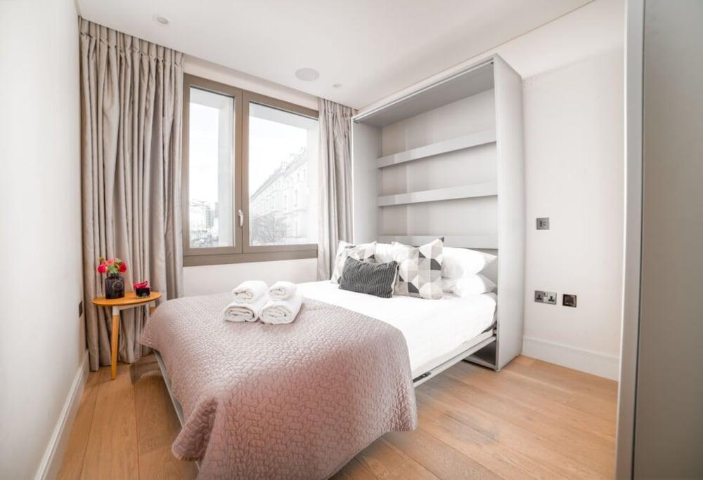 Stunning Modern Apartment Close To Hyde Park by Underthedoormat