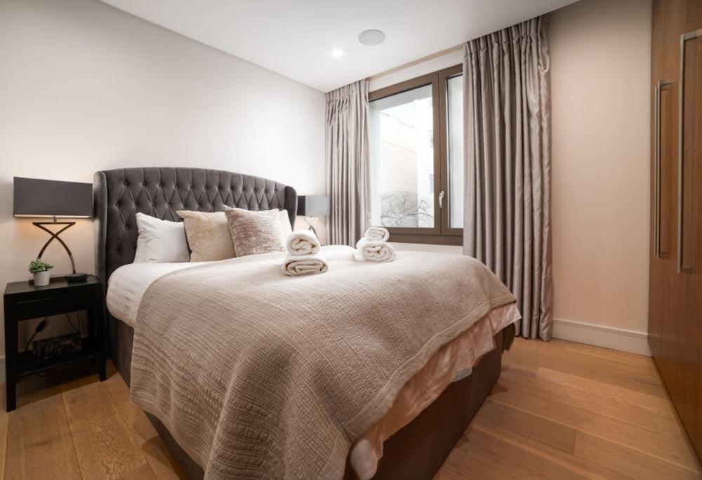 Stunning Modern Apartment Close To Hyde Park by Underthedoormat 1