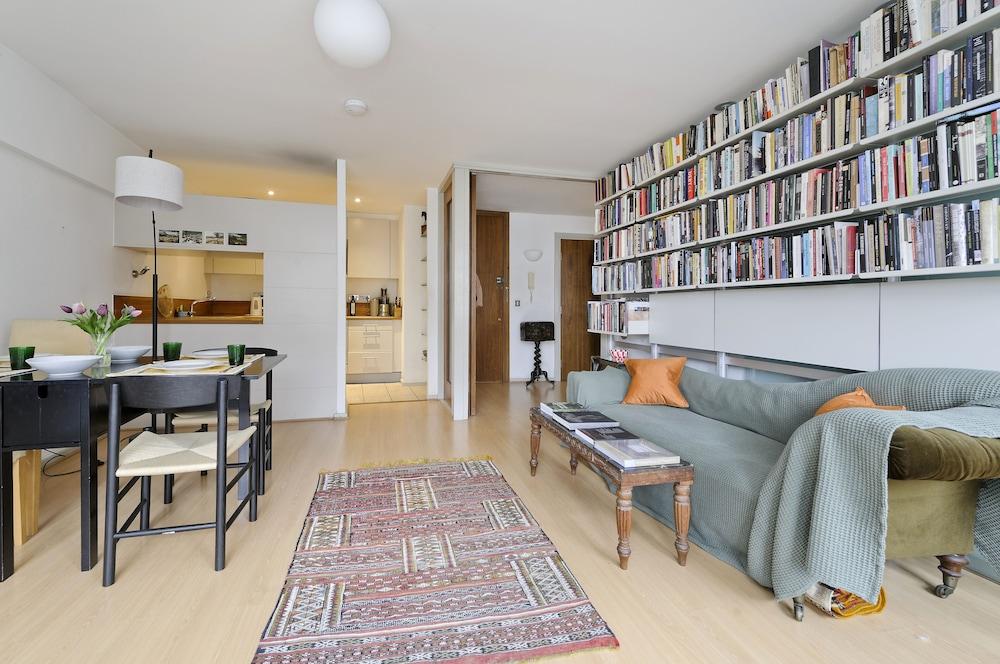 Large One Bedroom Flat with Balcony Close To the City by Underthedoormat