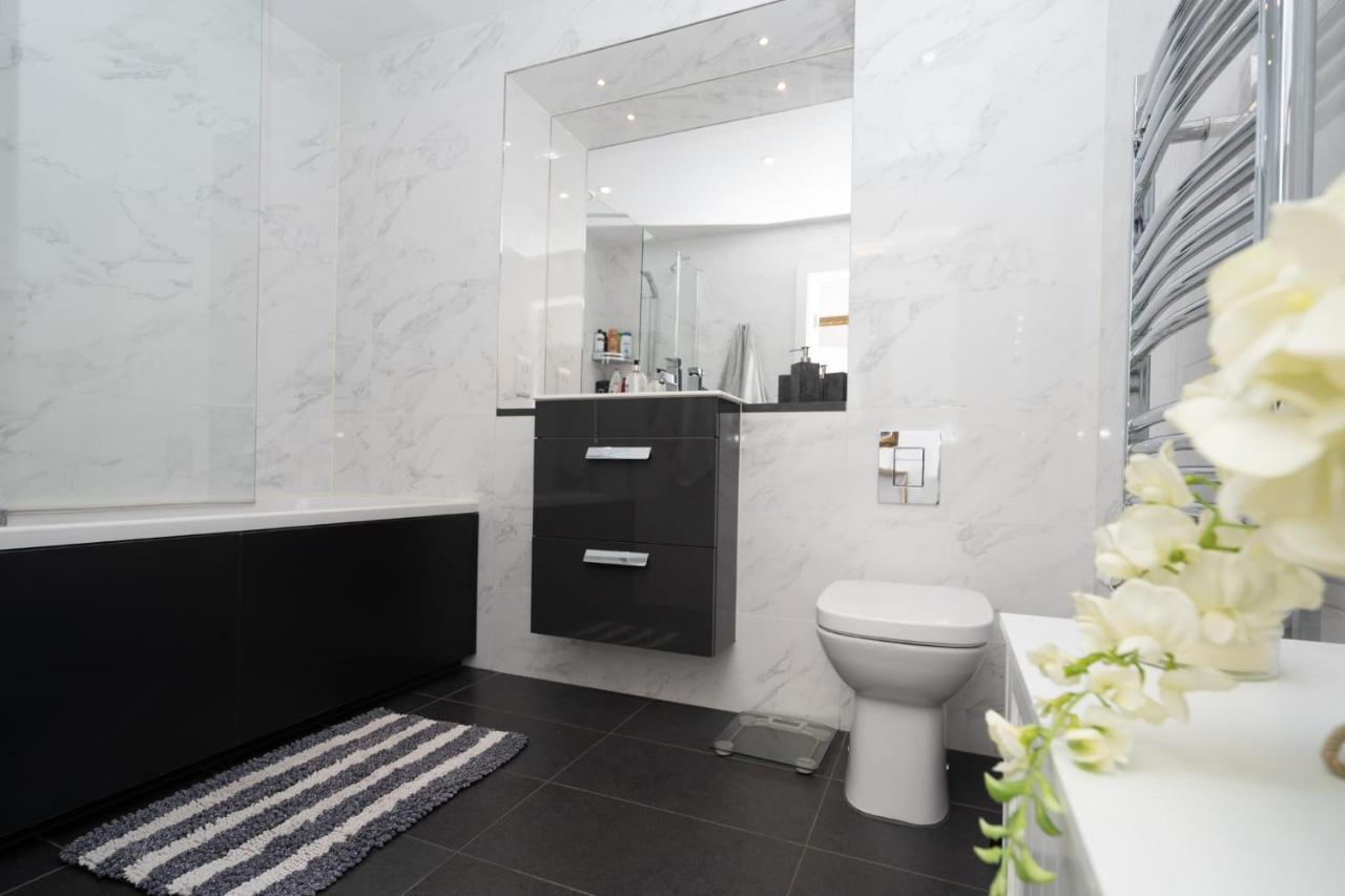 Beautiful Modern One Bedroom Apartment Chelsea 1